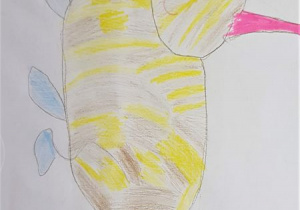 duży, brązowy królik w żółte paski i łatki, z różowymi uszami i 3 niebieskimi łapkami